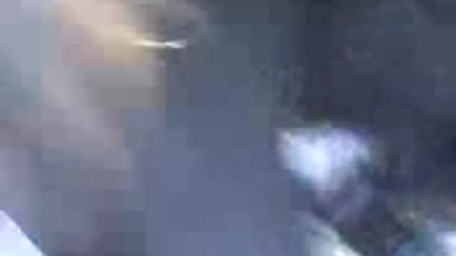 લેડી તેના આંખો બંધ અને વીડીયો બીપી સેકસી sucks દંપતિ લોડો બેડ