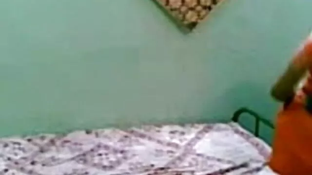 જુવાન ઓરત લે છે એક ઊંડા blowjob પહેલાં vebkameroy સેકસી સેકસી બીપી વીડીયો રાખે છે તેના હાથ તેની પીઠ પાછળ.