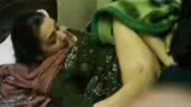 હોટ pornstar સ્થળ પર માણસ લોડો સેકસી ફીલમ વીડીયો ચુસવું બેડ પર