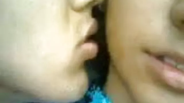 સ્માર્ટ કાળી seduces સાથે સરસ શોધી pussies કોચથી બીપી સેકસી બીપી વીડીયો પર પૂલ દ્વારા